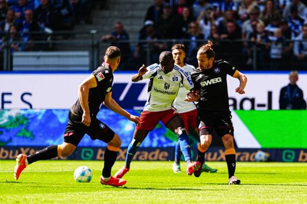 Jean-Luc Dompe (Hamburger SV, 07), Sebastian Jung (Karlsruher SC, 02) GER, Hamburger SV vs. Karlsruher SC, Fussball, 2. Bundesliga, Spieltag 31, Saison 2024 2025, 27.04.2025 DFL REGULATIONS PROHIBIT ANY USE OF PHOTOGRAPHS AS IMAGE SEQUENCES AND OR QUASI-VIDEO GER, Hamburger SV vs. Karlsruher SC, Fussball, 2. Bundesliga, Spieltag 31, Saison 2024 2025, 27.04.2025 Hamburg
