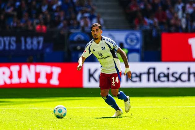 Max Geschwill (Holstein Kiel, 14) GER, Hamburger SV vs. Karlsruher SC, Fussball, 2. Bundesliga, Spieltag 31, Saison 2024 2025, 27.04.2025 DFL REGULATIONS PROHIBIT ANY USE OF PHOTOGRAPHS AS IMAGE SEQUENCES AND OR QUASI-VIDEO GER, Hamburger SV vs. Karlsruher SC, Fussball, 2. Bundesliga, Spieltag 31, Saison 2024 2025, 27.04.2025 Hamburg