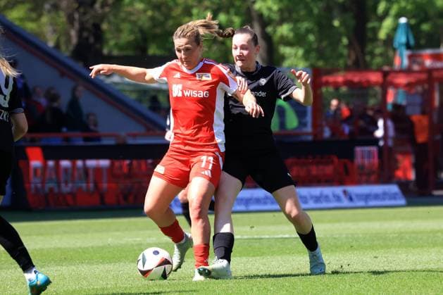 DEU, 2.BL, Frauen, 1.FC Union vs. Borussia Moenchengladbach, 27.04.2025, Stadion Alte Foersterei, Berlin, DEU, 2.BL, Frauen, 1.FC Union vs. Borussia Moenchengladbach, im Bild: Dina Orschmann (1.FC Union Berlin 11), Fiona Itgenhorst (Moenchengladbach 13) DFL - regulations prohibit any use of Photographs as image sequences and or quasi-video