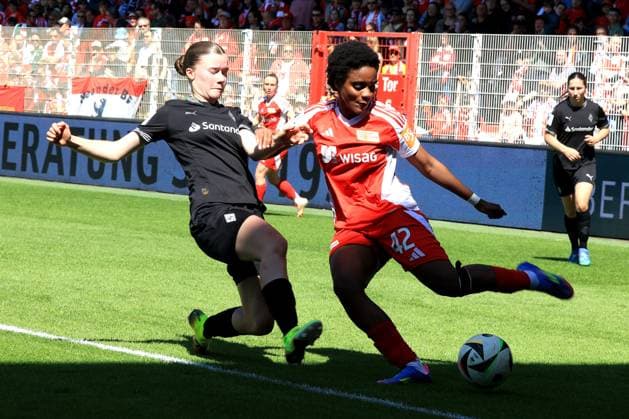 DEU, 2.BL, Frauen, 1.FC Union vs. Borussia Moenchengladbach, 27.04.2025, Stadion Alte Foersterei, Berlin, DEU, 2.BL, Frauen, 1.FC Union vs. Borussia Moenchengladbach, im Bild: Naika Reissner (1.FC Union Berlin 42), Miriam Arici (Moenchengladbach 2) DFL - regulations prohibit any use of Photographs as image sequences and or quasi-video