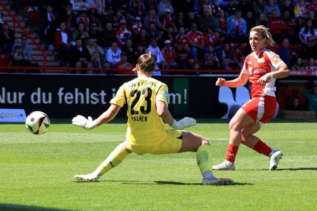 DEU, 2.BL, Frauen, 1.FC Union vs. Borussia Moenchengladbach, 27.04.2025, Stadion Alte Foersterei, Berlin, DEU, 2.BL, Frauen, 1.FC Union vs. Borussia Moenchengladbach, im Bild: Dina Orschmann (1.FC Union Berlin 11), Luisa Palmen (Moenchengladbach 23) DFL - regulations prohibit any use of Photographs as image sequences and or quasi-video