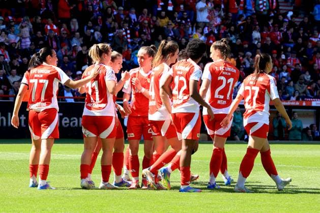 DEU, 2.BL, Frauen, 1.FC Union vs. Borussia Moenchengladbach, 27.04.2025, Stadion Alte Foersterei, Berlin, DEU, 2.BL, Frauen, 1.FC Union vs. Borussia Moenchengladbach, im Bild: 3:1 durch Lisa Heiseler (1.FC Union Berlin 7), Anna Weiss (1.FC Union Berlin 21), Naika Reissner (1.FC Union Berlin 42), Union-Spielerinnenkreis, DFL - regulations prohibit any use of Photographs as image sequences and or quasi-video