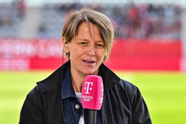 Google Pixel Frauen-Bundesliga; FC Bayern München - SC Freiburg; 27.04.2025 Im Bild FCB Frauen Direktorin Bianca RECH beim Interview von MagentaSport Einzelfoto Freisteller Frauen Bundesliga: FC Bayern Muenchen - SC Freiburg, FC Bayern Campus am 27.04.2025 Copyright: xBEAUTIFULxSPORTS Goldbergx