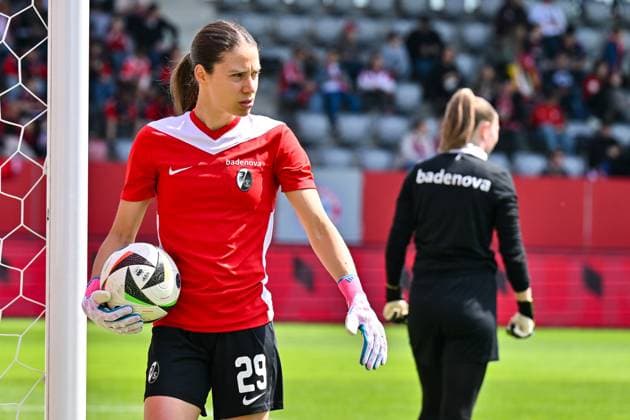 Google Pixel Frauen-Bundesliga; FC Bayern München - SC Freiburg; 27.04.2025 am Ball Julia KASSEN (SC Freiburg Frauen 29) Einzelfoto Freisteller Frauen Bundesliga: FC Bayern Muenchen - SC Freiburg, FC Bayern Campus am 27.04.2025 Copyright: xBEAUTIFULxSPORTS Goldbergx
