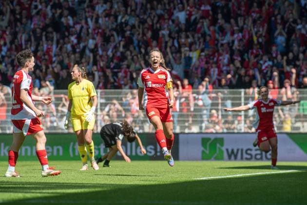Fussball, Frauen, Saison 2024 2025, 2. Bundesliga (23. Spieltag), 1. FC Union Berlin - Borussia Mönchengladbach, v. l. Tomke Schneider (1. FC Union), Lisa Heiseler (1. FC Union), Jubel nach Tor zum 4:1, 27.04.2025, Copyright: xSebastianxRäppold MatthiasxKochx