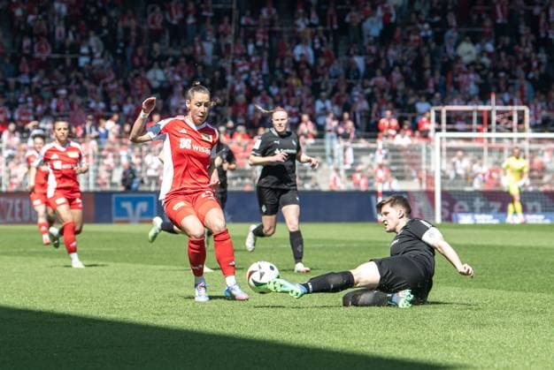 Fussball, Frauen, Saison 2024 2025, 2. Bundesliga (23. Spieltag), 1. FC Union Berlin - Borussia Mönchengladbach, v. l. Anna Weiß (1. FC Union), Paula Klensmann (Mönchengladbach), 27.04.2025, Copyright: xSebastianxRäppold MatthiasxKochx