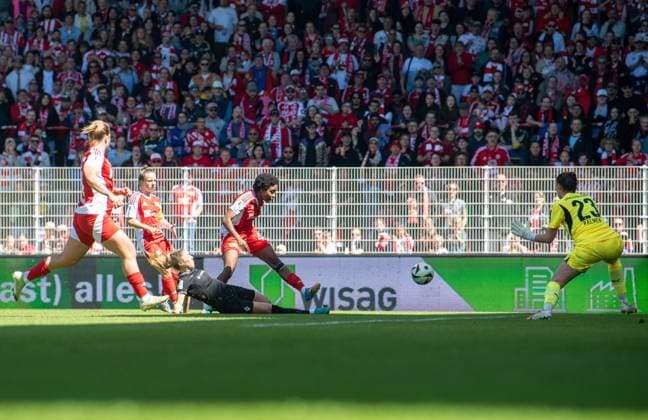 Fussball, Frauen, Saison 2024 2025, 2. Bundesliga (23. Spieltag), 1. FC Union Berlin - Borussia Mönchengladbach, Naika Reissner (1. FC Union) erzielt das Tor zum 2:0 gegen Torhüterin Luisa Palmen (Mönchengladbach), 27.04.2025, Copyright: xSebastianxRäppold MatthiasxKochx
