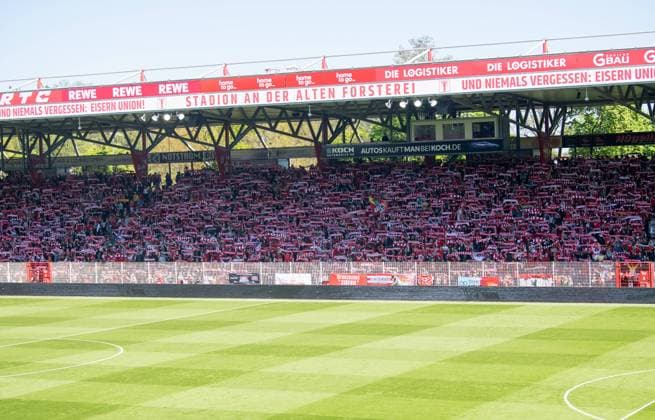 Fussball, Frauen, Saison 2024 2025, 2. Bundesliga (23. Spieltag), 1. FC Union Berlin - Borussia Mönchengladbach, Fans auf der Gegengerade, 27.04.2025, Copyright: xSebastianxRäppold MatthiasxKochx