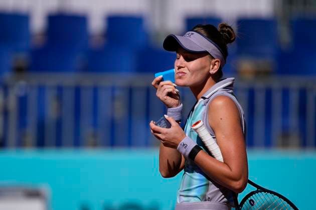 April 27, 2025, Madrid, Madrid, Spain: Veronika Kudermetova of Russia in action against Marta Kostiuk of Ukraine during the Mutua Madrid Open 2025, ATP, Tennis Herren Masters 1000 and WTA, Tennis Damen 1000 tennis tournament, celebrated at Caja Magica on April 27, 2025 in Madrid, Spain. Madrid Spain - ZUMAa181 20250427_zaa_a181_034 Copyright: xOscarxJ.xBarrosox