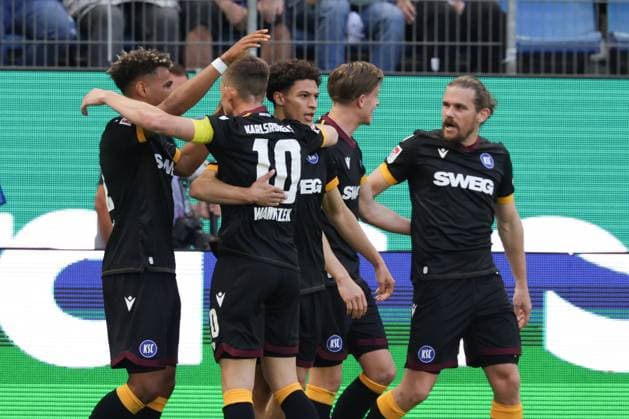 GER, xFSx ,Hamburg, HSV , 2. Bundesliga , Fussball, DFL, Hamburger SV vs Karlsruher SC , im Hamburger Volksparkstadion , 27.04.2025 , v.l. Karlsruher SC feiert das 0:1 in Hamburg DFL regulations prohibit any use of photographs as image sequences and or quasi-video.