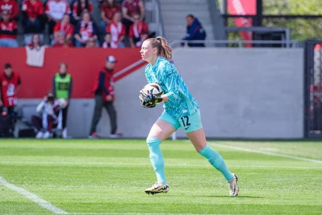 Rafaela Borggräfe (12, SC Freiburg) kann den Schuss von Giulia Gwinn (7, FC Bayern München) halten beim Spiel FC Bayern München v SC Freiburg, Fußball, Frauen, Google Pixel Frauen-Bundesliga, 2024 2025, 20.Spieltag am 27.04.2025 in München, FC Bayern Campus. DFL and DFB regulations prohibit any use of photographs as image sequences and or quasi-video. Bayern Deutschland