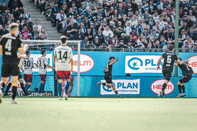 Fußball Männer Saison 2024 2025 2. Fußball-Bundesliga 31. Spieltag Hamburger SV vs. Karlsruher SC 27.04.2025 Louey Ben Farhat ( 19, Karlsruher SC) schießt ein Tor und jubelt Hamburg Volksparkstadion Hamburg Deutschland