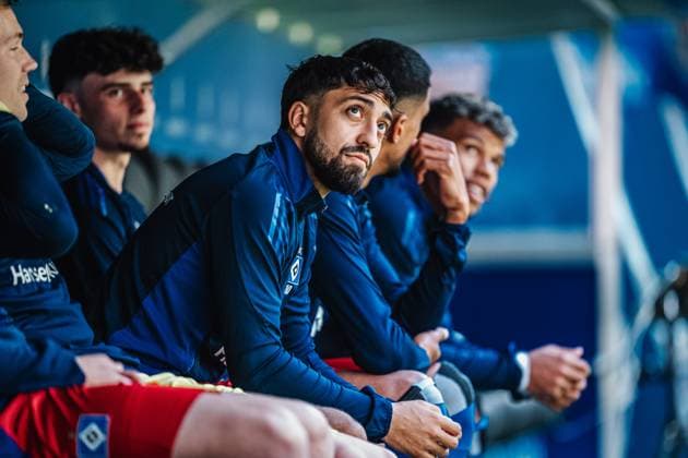 Fußball Männer Saison 2024 2025 2. Fußball-Bundesliga 31. Spieltag Hamburger SV vs. Karlsruher SC 27.04.2025 Immanuel Pherai ( 10, HSV) startet auf der Ersatzbank Hamburg Volksparkstadion Hamburg Deutschland