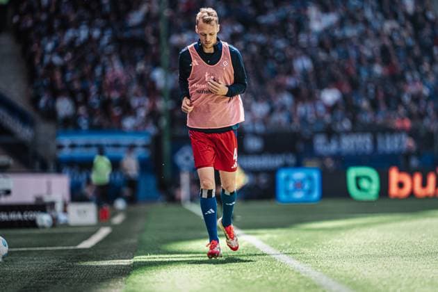 Fußball Männer Saison 2024 2025 2. Fußball-Bundesliga 31. Spieltag Hamburger SV vs. Karlsruher SC 27.04.2025 Sebastian Schonlau ( 4, HSV) läuft sich ein Hamburg Volksparkstadion Hamburg Deutschland