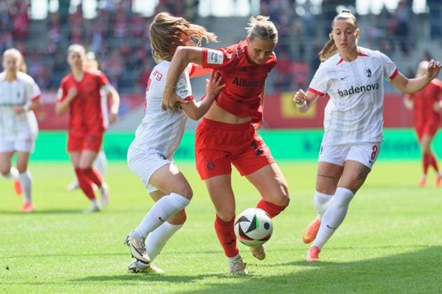 Klara Buehl (17 FC Bayern Munich) and Alina Axtmann (3 SC Freiburg) fighting for the ball during the Google Pixel Frauen Bundesliga match between FC Bayern Munich and SC Freiburg at FC Bayern Campus, Munich, Germany. (Sven Beyrich SPP) Copyright: xSvenxBeyrich SPPx spp-en-SvBe-20250427-D4S_0157