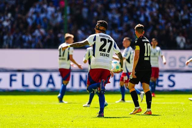 Torjubel nach Tor zum 1:1 per Elfmeter Strafstoss Davie Selke (Hamburger SV, 27) GER, Hamburger SV vs. Karlsruher SC, Fussball, 2. Bundesliga, Spieltag 31, Saison 2024 2025, 27.04.2025 DFL REGULATIONS PROHIBIT ANY USE OF PHOTOGRAPHS AS IMAGE SEQUENCES AND OR QUASI-VIDEO GER, Hamburger SV vs. Karlsruher SC, Fussball, 2. Bundesliga, Spieltag 31, Saison 2024 2025, 27.04.2025 Hamburg