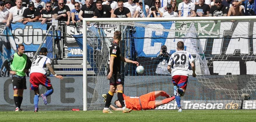 Davie Selke (HSV) trifft zum 1-1 per Elfmeter Fussball, Herren, Saison 2024 2025, 2.BL, Volksparkstadion, Hamburger SV gegen Karlsruher SC DFL REGULATIONS PROHIBIT ANY USE OF PHOTOGRAPHS AS IMAGE SEQUENCES AND OR QUASI-VIDEO.