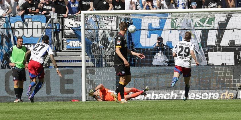 Davie Selke (HSV) trifft zum 1-1 per Elfmeter Fussball, Herren, Saison 2024 2025, 2.BL, Volksparkstadion, Hamburger SV gegen Karlsruher SC DFL REGULATIONS PROHIBIT ANY USE OF PHOTOGRAPHS AS IMAGE SEQUENCES AND OR QUASI-VIDEO.