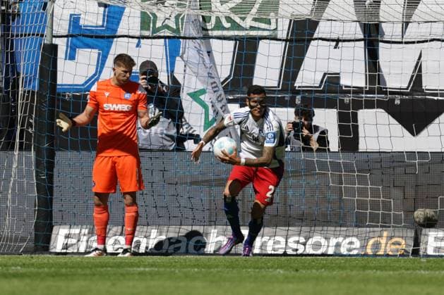 GER, xFSx ,Hamburg, HSV , 2. Bundesliga , Fussball, DFL, Hamburger SV vs Karlsruher SC , im Hamburger Volksparkstadion , 27.04.2025 , v.l. Hamburger SV feiert das 1: 1 durch Davie Selke (Hamburger SV ,27) DFL regulations prohibit any use of photographs as image sequences and or quasi-video.