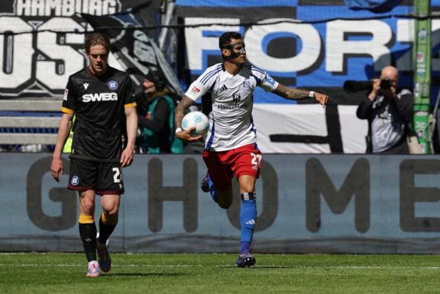 GER, xFSx ,Hamburg, HSV , 2. Bundesliga , Fussball, DFL, Hamburger SV vs Karlsruher SC , im Hamburger Volksparkstadion , 27.04.2025 , v.l. Hamburger SV feiert das 1: 1 durch Davie Selke (Hamburger SV ,27) DFL regulations prohibit any use of photographs as image sequences and or quasi-video.