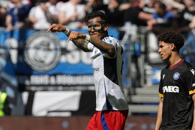 GER, xFSx ,Hamburg, HSV , 2. Bundesliga , Fussball, DFL, Hamburger SV vs Karlsruher SC , im Hamburger Volksparkstadion , 27.04.2025 , v.l. Hamburger SV feiert das 1: 1 durch Davie Selke (Hamburger SV ,27) DFL regulations prohibit any use of photographs as image sequences and or quasi-video.