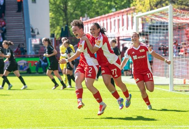 Fussball, Frauen, Saison 2024 2025, 2. Bundesliga (23. Spieltag), 1. FC Union Berlin - Borussia Mönchengladbach, v. l. Tomke Schneider (1. FC Union), Athanasia Moraitou (1. FC Union), Dina Orschmann (1. FC Union), Jubel nach Tor zum 5:1, 27.04.2025, Copyright: xSebastianxRäppold MatthiasxKochx