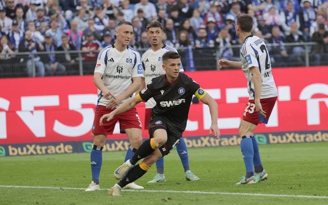 1-2 jubler Marvin Wanitzek (Karlsruher SC) Fussball, Herren, Saison 2024 2025, 2.BL, Volksparkstadion, Hamburger SV gegen Karlsruher SC DFL REGULATIONS PROHIBIT ANY USE OF PHOTOGRAPHS AS IMAGE SEQUENCES AND OR QUASI-VIDEO.