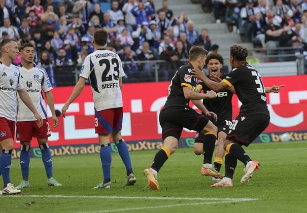 1-2 jubler Marvin Wanitzek (Karlsruher SC) Fussball, Herren, Saison 2024 2025, 2.BL, Volksparkstadion, Hamburger SV gegen Karlsruher SC DFL REGULATIONS PROHIBIT ANY USE OF PHOTOGRAPHS AS IMAGE SEQUENCES AND OR QUASI-VIDEO.