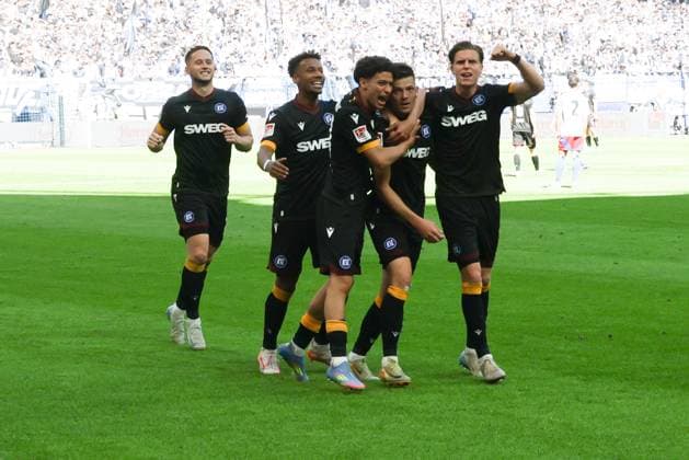 GER, xFSx ,Hamburg, HSV , 2. Bundesliga , Fussball, DFL, Hamburger SV vs Karlsruher SC , im Hamburger Volksparkstadion , 27.04.2025 , v.l. Karlsruher SC feiert das 1:2 gegen den Hamburger SV DFL regulations prohibit any use of photographs as image sequences and or quasi-video.