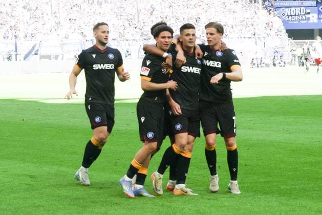 GER, xFSx ,Hamburg, HSV , 2. Bundesliga , Fussball, DFL, Hamburger SV vs Karlsruher SC , im Hamburger Volksparkstadion , 27.04.2025 , v.l. Karlsruher SC feiert das 1:2 gegen den Hamburger SV DFL regulations prohibit any use of photographs as image sequences and or quasi-video.