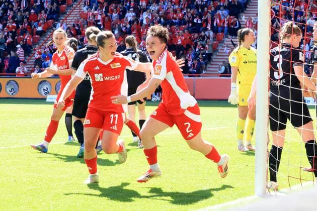 DEU, 2.BL, Frauen, 1.FC Union vs. Borussia Moenchengladbach, 27.04.2025, Stadion Alte Foersterei, Berlin, DEU, 2.BL, Frauen, 1.FC Union vs. Borussia Moenchengladbach, im Bild: 5:1 durch Thome Schneider (Moenchengladbach 2), Dina Orschmann (1.FC Union Berlin 11) DFL - regulations prohibit any use of Photographs as image sequences and or quasi-video