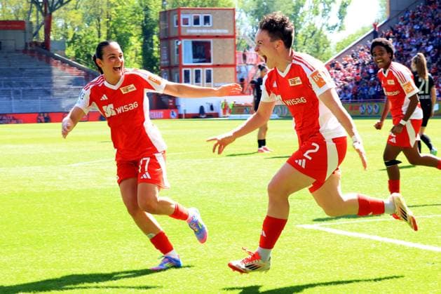 DEU, 2.BL, Frauen, 1.FC Union vs. Borussia Moenchengladbach, 27.04.2025, Stadion Alte Foersterei, Berlin, DEU, 2.BL, Frauen, 1.FC Union vs. Borussia Moenchengladbach, im Bild: 5:1 durch Thome Schneider (Moenchengladbach 2), Judith Steinert (1.FC Union Berlin 17), Naika Reissner (1.FC Union Berlin 42) DFL - regulations prohibit any use of Photographs as image sequences and or quasi-video