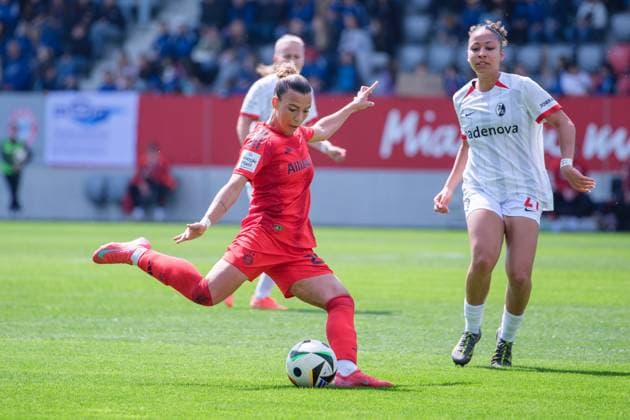 Arianna Caruso (27, FC Bayern München) und Samantha Steuerwald (21, SC Freiburg) beim Spiel FC Bayern München v SC Freiburg, Fußball, Frauen, Google Pixel Frauen-Bundesliga, 2024 2025, 20.Spieltag am 27.04.2025 in München, FC Bayern Campus. DFL and DFB regulations prohibit any use of photographs as image sequences and or quasi-video. Bayern Deutschland