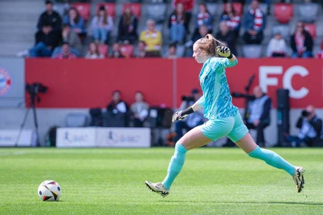Rafaela Borggräfe (12, SC Freiburg) beim Spiel FC Bayern München v SC Freiburg, Fußball, Frauen, Google Pixel Frauen-Bundesliga, 2024 2025, 20.Spieltag am 27.04.2025 in München, FC Bayern Campus. DFL and DFB regulations prohibit any use of photographs as image sequences and or quasi-video. Bayern Deutschland