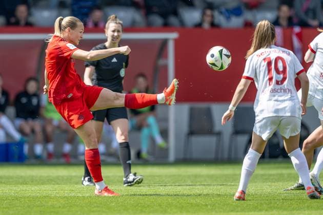 Magdalena Eriksson (FC Bayern Muenchen Frauen, 5) klaert einen Ball FC Bayern Muenchen Frauen vs. SC Freiburg, Fussball, Google Pixel Frauen-Bundesliga, 20. Spieltag, Saison 2024 2025, 27.04.2025. (DFL DFB REGULATIONS PROHIBIT ANY USE OF PHOTOGRAPHS as IMAGE SEQUENCES and or QUASI-VIDEO). FC Bayern Muenchen Frauen vs. SC Freiburg, Fussball, Google Pixel Frauen-Bundesliga, 20. Spieltag, Saison 2024 2025, 27.04.2025. Muenchen Copyright: xEibner-Pressefoto HeikexFeinerx EP_HFR