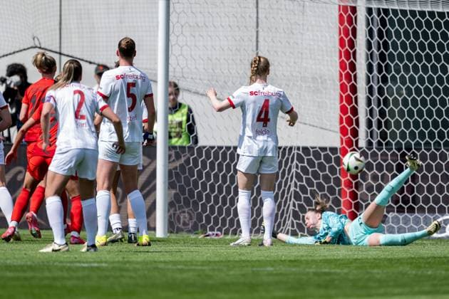 Die Freiburgerinnen um Rafaela Borggraefe (Torfrau, SC Freiburg Frauen, 12) und Meret Felde (SC Freiburg Frauen, 4) muessen hier das Tor zum 1:0 durch Lea Schueller (FC Bayern Muenchen Frauen, 11) hinnehmen. FC Bayern Muenchen Frauen vs. SC Freiburg, Fussball, Google Pixel Frauen-Bundesliga, 20. Spieltag, Saison 2024 2025, 27.04.2025. (DFL DFB REGULATIONS PROHIBIT ANY USE OF PHOTOGRAPHS as IMAGE SEQUENCES and or QUASI-VIDEO). FC Bayern Muenchen Frauen vs. SC Freiburg, Fussball, Google Pixel Frauen-Bundesliga, 20. Spieltag, Saison 2024 2025, 27.04.2025. Muenchen Copyright: xEibner-Pressefoto HeikexFeinerx EP_HFR