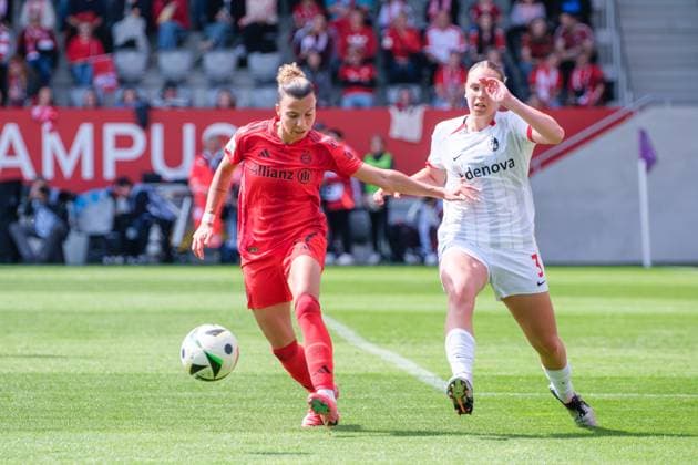 Arianna Caruso (27, FC Bayern München) und Alina Axtmann (3, SC Freiburg) beim Spiel FC Bayern München v SC Freiburg, Fußball, Frauen, Google Pixel Frauen-Bundesliga, 2024 2025, 20.Spieltag am 27.04.2025 in München, FC Bayern Campus. DFL and DFB regulations prohibit any use of photographs as image sequences and or quasi-video. Bayern Deutschland