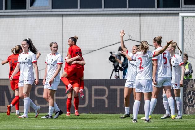 Die Freiburgerinnen reklamieren hier noch Abseits nach dem Tor zum 1:0, welches die Muenchnerinnen im Hintergrund feiern. Das Tor war aber regelkonform. FC Bayern Muenchen Frauen vs. SC Freiburg, Fussball, Google Pixel Frauen-Bundesliga, 20. Spieltag, Saison 2024 2025, 27.04.2025. (DFL DFB REGULATIONS PROHIBIT ANY USE OF PHOTOGRAPHS as IMAGE SEQUENCES and or QUASI-VIDEO). FC Bayern Muenchen Frauen vs. SC Freiburg, Fussball, Google Pixel Frauen-Bundesliga, 20. Spieltag, Saison 2024 2025, 27.04.2025. Muenchen Copyright: xEibner-Pressefoto HeikexFeinerx EP_HFR