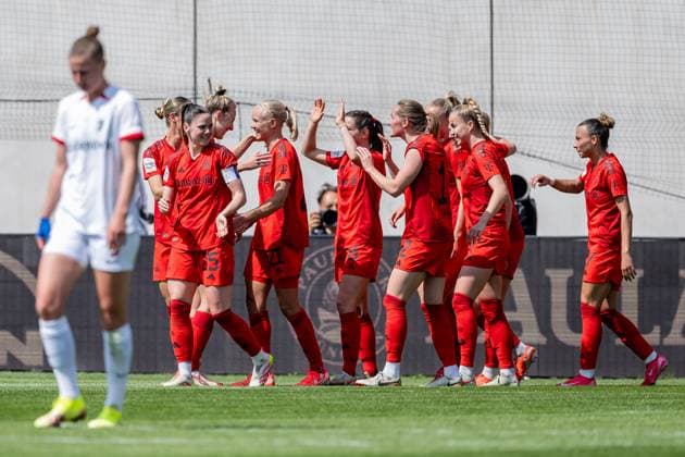 Die Muenchnerinnen bejubeln mit Lea Schueller (FC Bayern Muenchen Frauen, 11) deren Tor zum 1:0 FC Bayern Muenchen Frauen vs. SC Freiburg, Fussball, Google Pixel Frauen-Bundesliga, 20. Spieltag, Saison 2024 2025, 27.04.2025. (DFL DFB REGULATIONS PROHIBIT ANY USE OF PHOTOGRAPHS as IMAGE SEQUENCES and or QUASI-VIDEO). FC Bayern Muenchen Frauen vs. SC Freiburg, Fussball, Google Pixel Frauen-Bundesliga, 20. Spieltag, Saison 2024 2025, 27.04.2025. Muenchen Copyright: xEibner-Pressefoto HeikexFeinerx EP_HFR