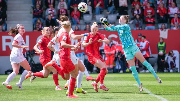 Rafaela Borggräfe (12, SC Freiburg) kann den Ball mit den Fäustern abwehren beim Spiel FC Bayern München v SC Freiburg, Fußball, Frauen, Google Pixel Frauen-Bundesliga, 2024 2025, 20.Spieltag am 27.04.2025 in München, FC Bayern Campus. DFL and DFB regulations prohibit any use of photographs as image sequences and or quasi-video. Bayern Deutschland