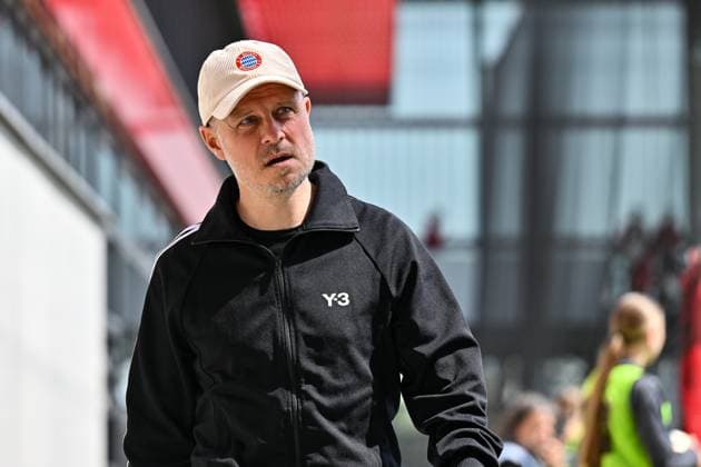 Google Pixel Frauen-Bundesliga; FC Bayern München - SC Freiburg; 27.04.2025 im Bild Alexander STRAUS Trainer FC Bayern Muenchen Frauen Einzelfoto Freisteller Frauen Bundesliga: FC Bayern Muenchen - SC Freiburg, FC Bayern Campus am 27.04.2025 Copyright: xBEAUTIFULxSPORTS Goldbergx
