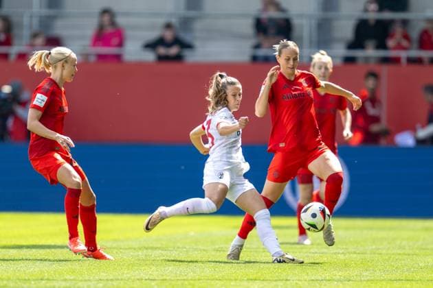 Nia Szenk 13 (SC Freiburg), Pernille Harder 21 (FC Bayern Muenchen Frauen), Klara Buehl 17 (FC Bayern Muenchen Frauen), FC Bayern Frauen Muenchen vs. SC Freiburg, Google Pixel Frauenbundesliga, 20. Spieltag, 27.04.25 DFB regulations prohibit any use of photographs as image sequences and or quasi-video. (kolbert-press) Muenchen Bayern Deutschland