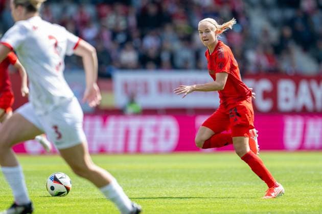 Pernille Harder 21 (FC Bayern Muenchen Frauen), FC Bayern Frauen Muenchen vs. SC Freiburg, Google Pixel Frauenbundesliga, 20. Spieltag, 27.04.25 DFB regulations prohibit any use of photographs as image sequences and or quasi-video. (kolbert-press) Muenchen Bayern Deutschland