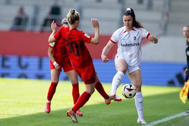 Carolin Simon 30 (FC Bayern Muenchen Frauen), Svenja Foemli 17 (SC Freiburg), FC Bayern Frauen Muenchen vs. SC Freiburg, Google Pixel Frauenbundesliga, 20. Spieltag, 27.04.25 DFB regulations prohibit any use of photographs as image sequences and or quasi-video. (kolbert-press) Muenchen Bayern Deutschland