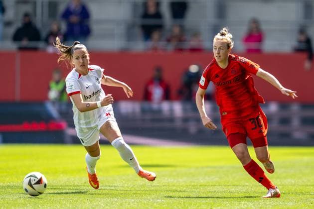 Selina Vobian 8 (SC Freiburg), Carolin Simon 30 (FC Bayern Muenchen Frauen), FC Bayern Frauen Muenchen vs. SC Freiburg, Google Pixel Frauenbundesliga, 20. Spieltag, 27.04.25 DFB regulations prohibit any use of photographs as image sequences and or quasi-video. (kolbert-press) Muenchen Bayern Deutschland