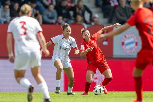 Nicole Ojukwu 27 (SC Freiburg), Arianna Caruso 27 (FC Bayern Muenchen Frauen), FC Bayern Frauen Muenchen vs. SC Freiburg, Google Pixel Frauenbundesliga, 20. Spieltag, 27.04.25 DFB regulations prohibit any use of photographs as image sequences and or quasi-video. (kolbert-press) Muenchen Bayern Deutschland