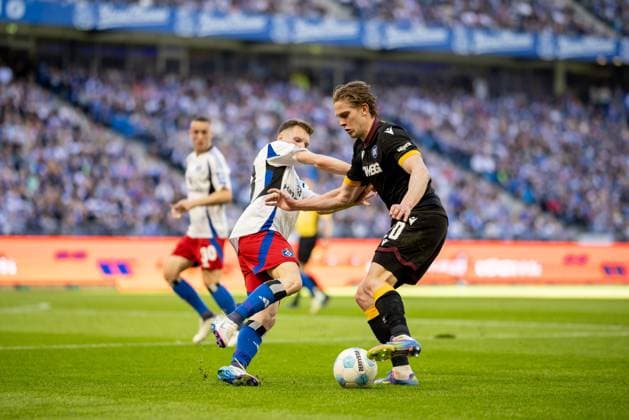 Hamburg, 27. April 2025 - Fußball, 2. Bundesliga 2024 25, Hamburger SV - Karlsruher SC: Emir Sahiti (Hamburger SV, 29), David Herold (Karlsruher SC, 20) DFL REGULATIONS PROHIBIT ANY USE OF PHOTOGRAPHS AS IMAGE SEQUENCES AND OR QUASI-VIDEO.