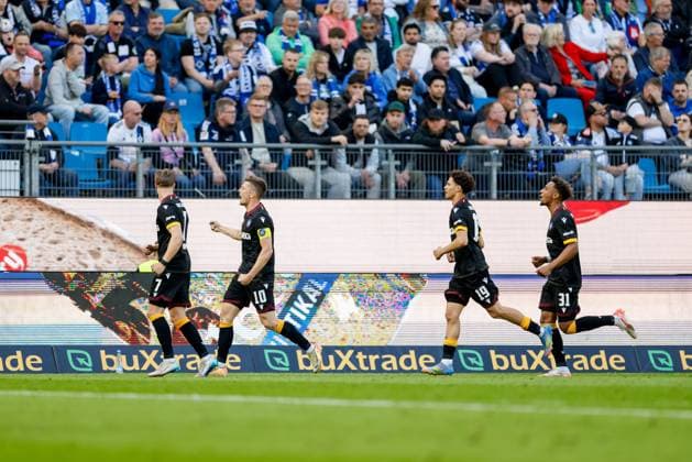 Hamburg, 27. April 2025 - Fußball, 2. Bundesliga 2024 25, Hamburger SV - Karlsruher SC: Dzenis Burnic (Karlsruher SC, 7), Marvin Wanitzek (Karlsruher SC, 10), Bambase Conte (Karlsruher SC, 31) und Louey Ben Farhat (Karlsruher SC, 19) bejubeln Treffer zum 1:2 nach VAR-Überprüfung DFL REGULATIONS PROHIBIT ANY USE OF PHOTOGRAPHS AS IMAGE SEQUENCES AND OR QUASI-VIDEO.