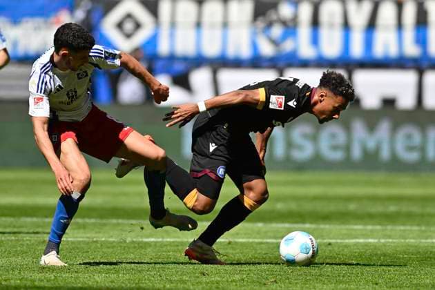 GER; 2. FBL,, Hamburger SV vs Karlsruher SC 27.04.2025, Volksparkstadion, Hamburg, GER; 2. FBL, Hamburger SV vs Karlsruher SC im Bild Daniel Elfadi (Hamburg 08) versucht sich gegen Bambase Conte (Karlsruhe 31) durchzusetzen