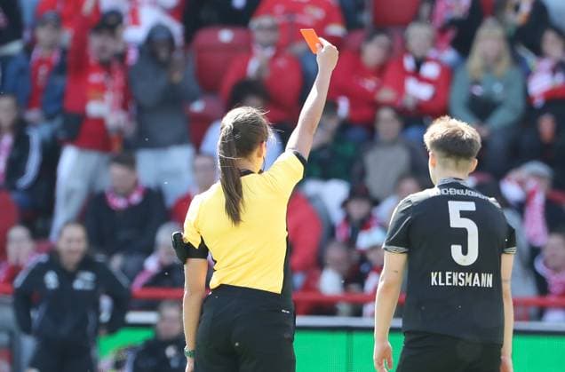 rote Karte für Paula Klensmann Fußball Fussball 2. Bundesliga Damen Frauen Saison 2024 2025 27.04.2025 1.FC Union Berlin vs. Borussia Mönchengladbach BMG DFL regulations prohibit any use of photographs as image sequences and or quasi-video